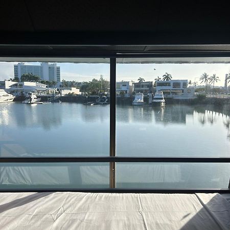The Pier Pods On The Water- 50M From Townsville Bus Terminal And Ferry Terminal- Passport Id Requried Luaran gambar