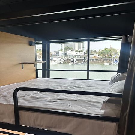 The Pier Pods On The Water- 50M From Townsville Bus Terminal And Ferry Terminal- Passport Id Requried Luaran gambar