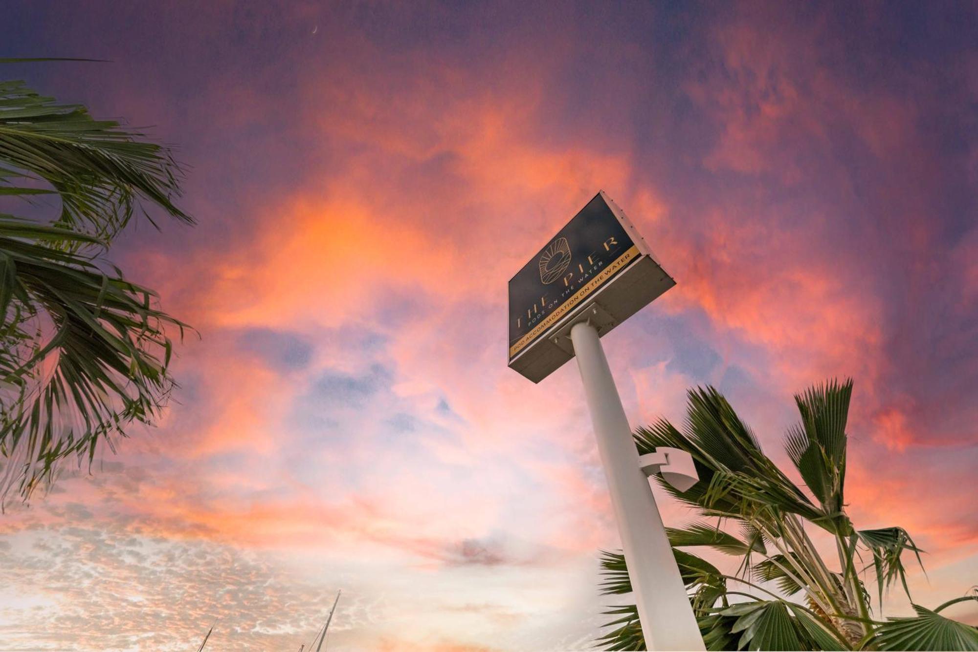 The Pier Pods On The Water- 50M From Townsville Bus Terminal And Ferry Terminal- Passport Id Requried Luaran gambar