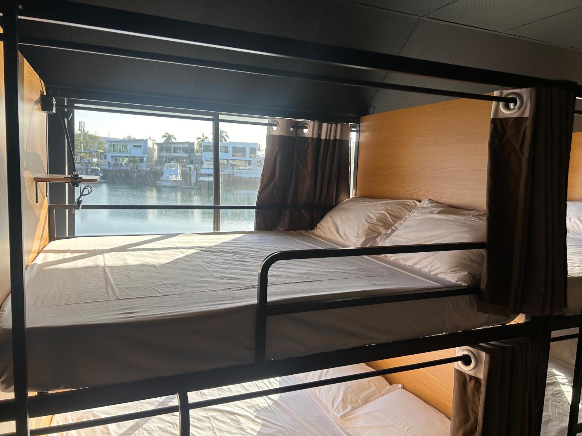 The Pier Pods On The Water- 50M From Townsville Bus Terminal And Ferry Terminal- Passport Id Requried Luaran gambar
