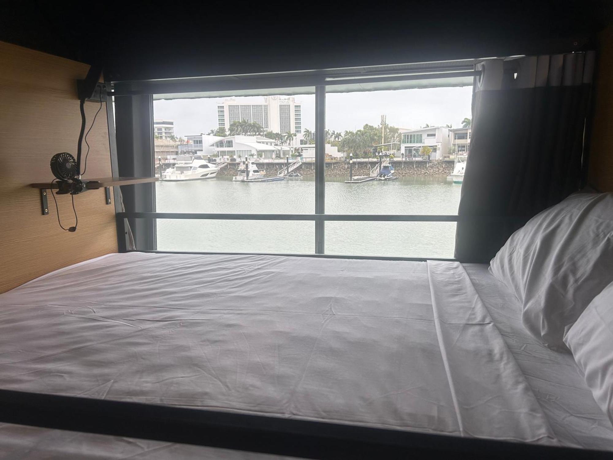 The Pier Pods On The Water- 50M From Townsville Bus Terminal And Ferry Terminal- Passport Id Requried Luaran gambar