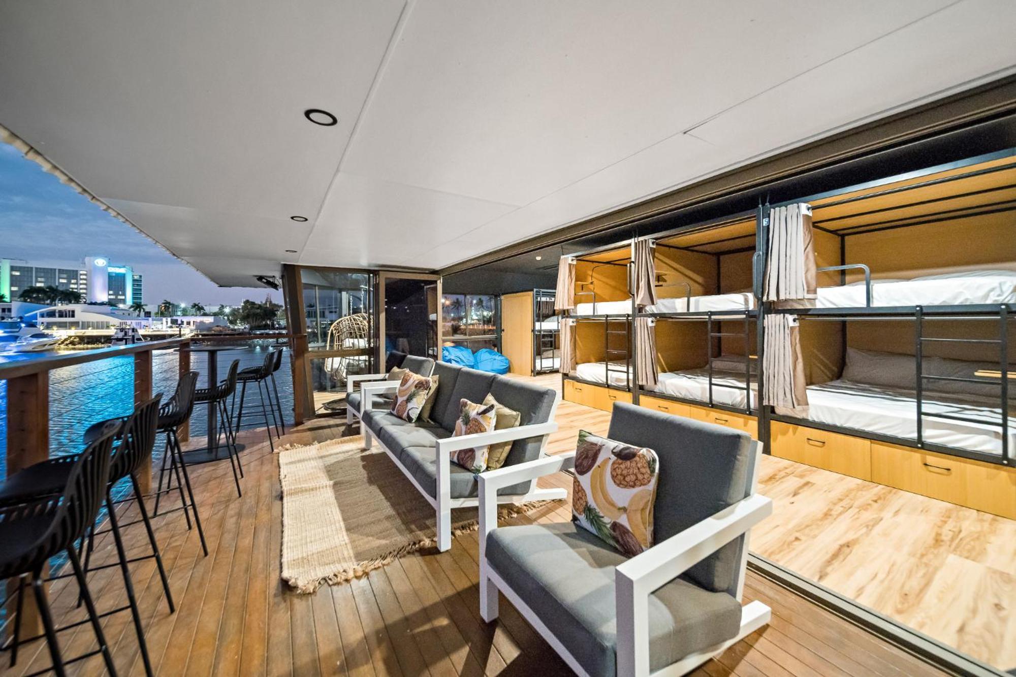 The Pier Pods On The Water- 50M From Townsville Bus Terminal And Ferry Terminal- Passport Id Requried Luaran gambar