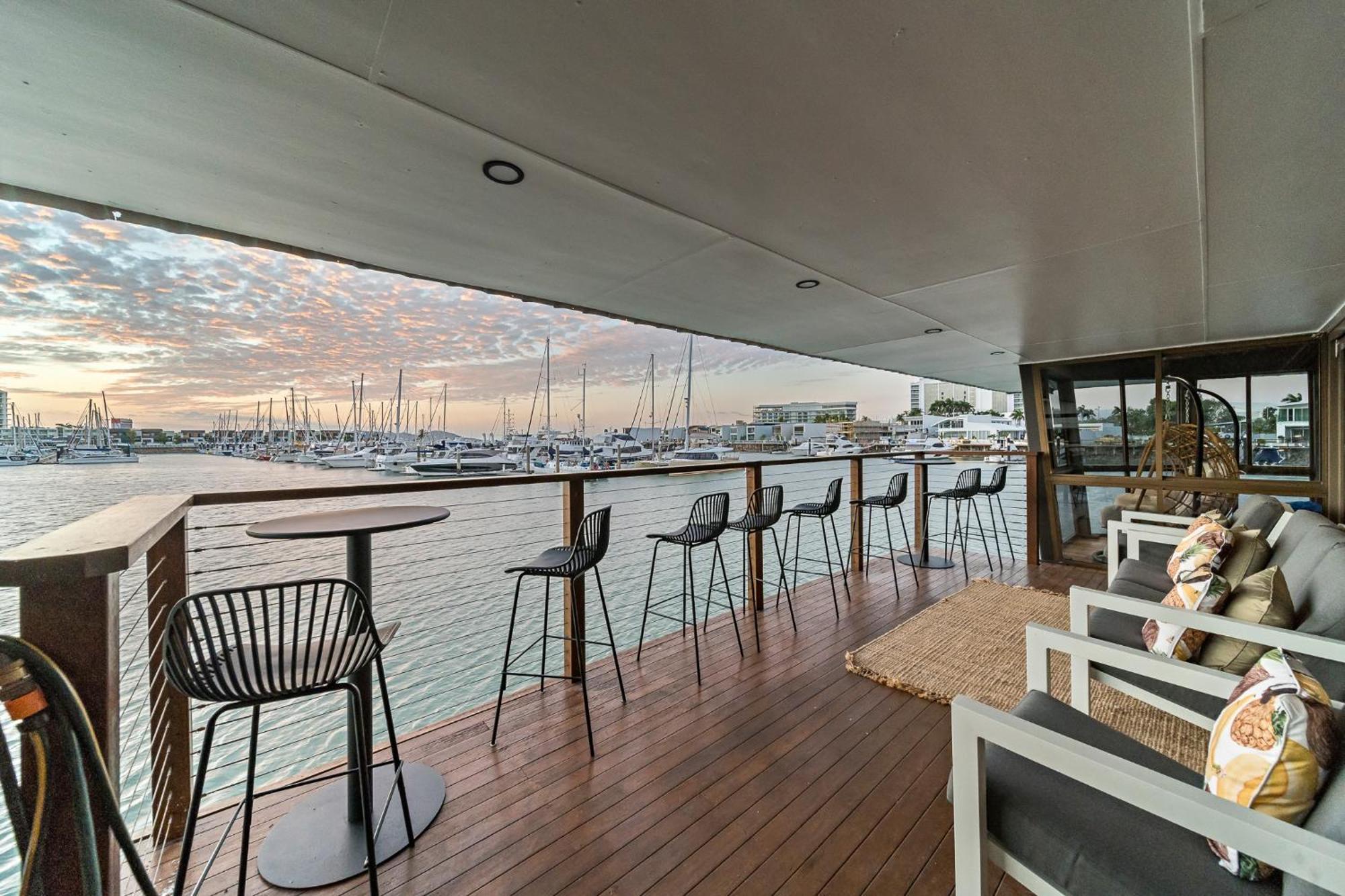 The Pier Pods On The Water- 50M From Townsville Bus Terminal And Ferry Terminal- Passport Id Requried Luaran gambar