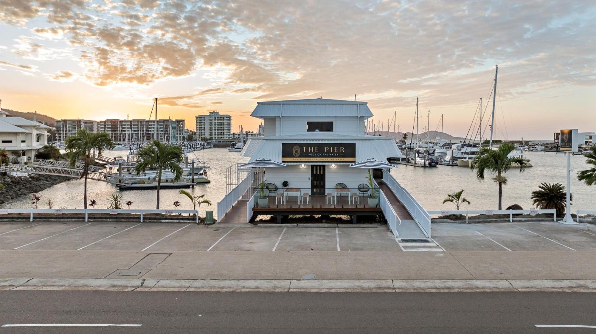 The Pier Pods On The Water- 50M From Townsville Bus Terminal And Ferry Terminal- Passport Id Requried Luaran gambar