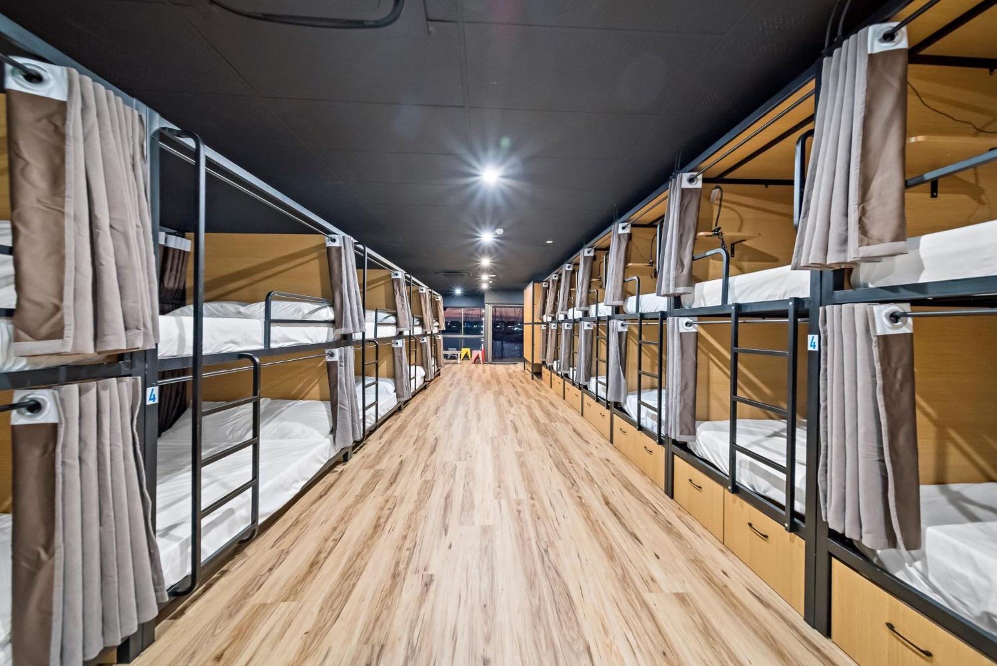 The Pier Pods On The Water- 50M From Townsville Bus Terminal And Ferry Terminal- Passport Id Requried Luaran gambar