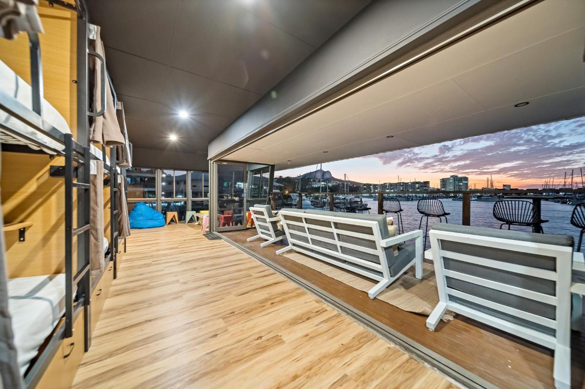 The Pier Pods On The Water- 50M From Townsville Bus Terminal And Ferry Terminal- Passport Id Requried Luaran gambar